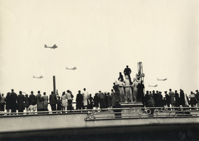 400793 Afbeelding van mensen op de Leidseveertunnel te Utrecht die kijken naar de Amerikaanse B-17 vliegtuigen die in ...